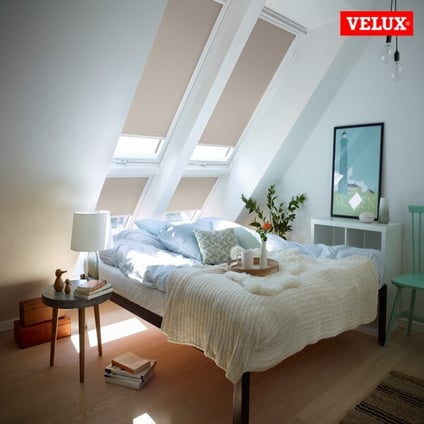 381480_ID10122298_531264-01_VELUX_Sonnenschutzprodukte_mit_weiÃ__lackierten_FÃ1⁄4hrungsschienen_Profi-Kunden